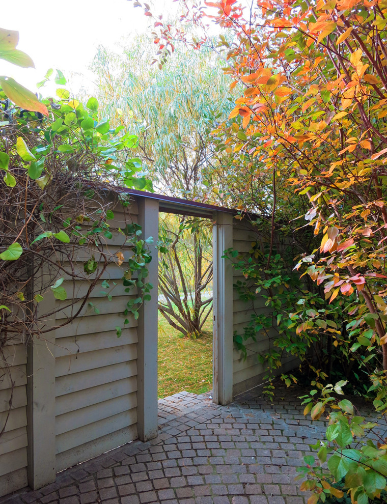 Сад с геометричным водоемом