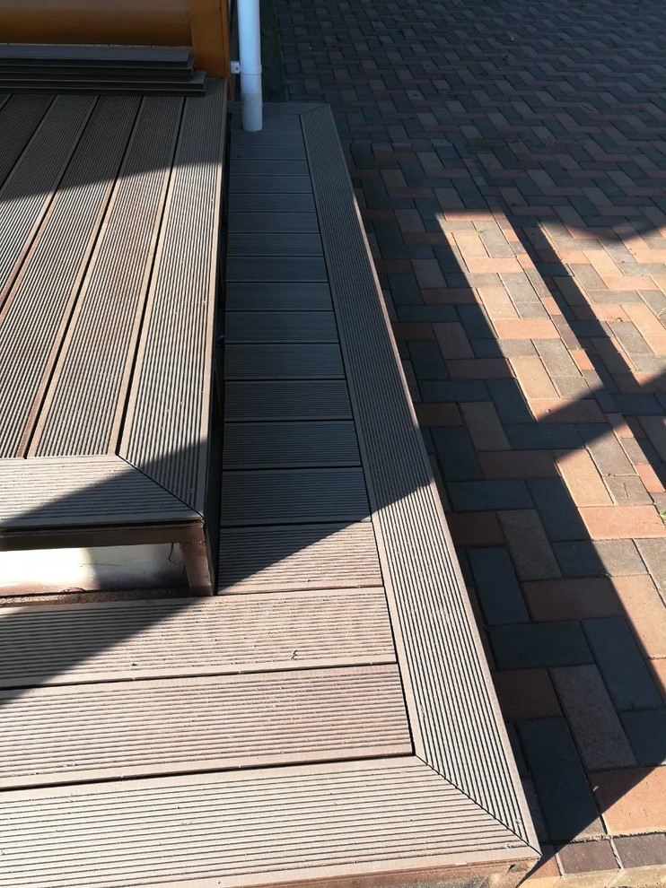 Терраса вокруг дома с бордюрами