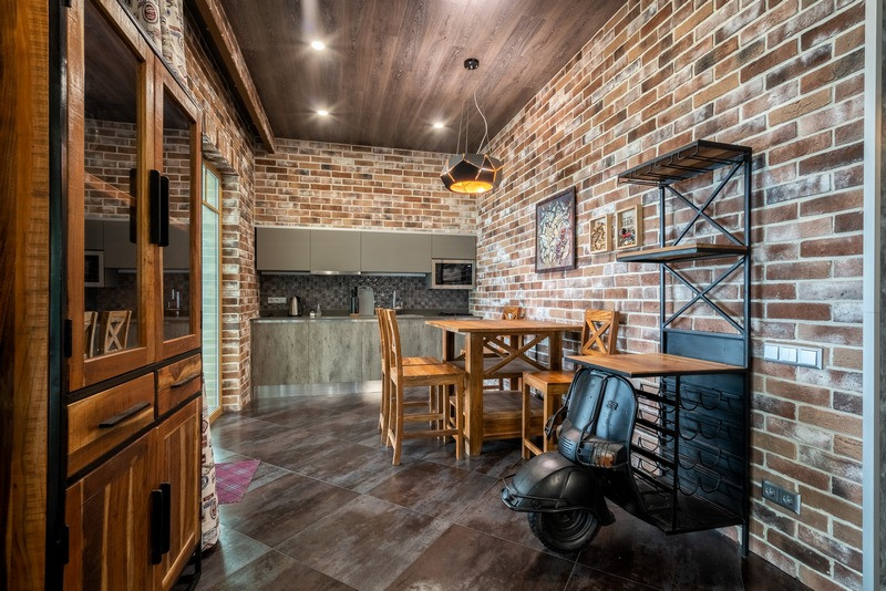 Современный коттедж на активном рельефе из комбинированных материалов