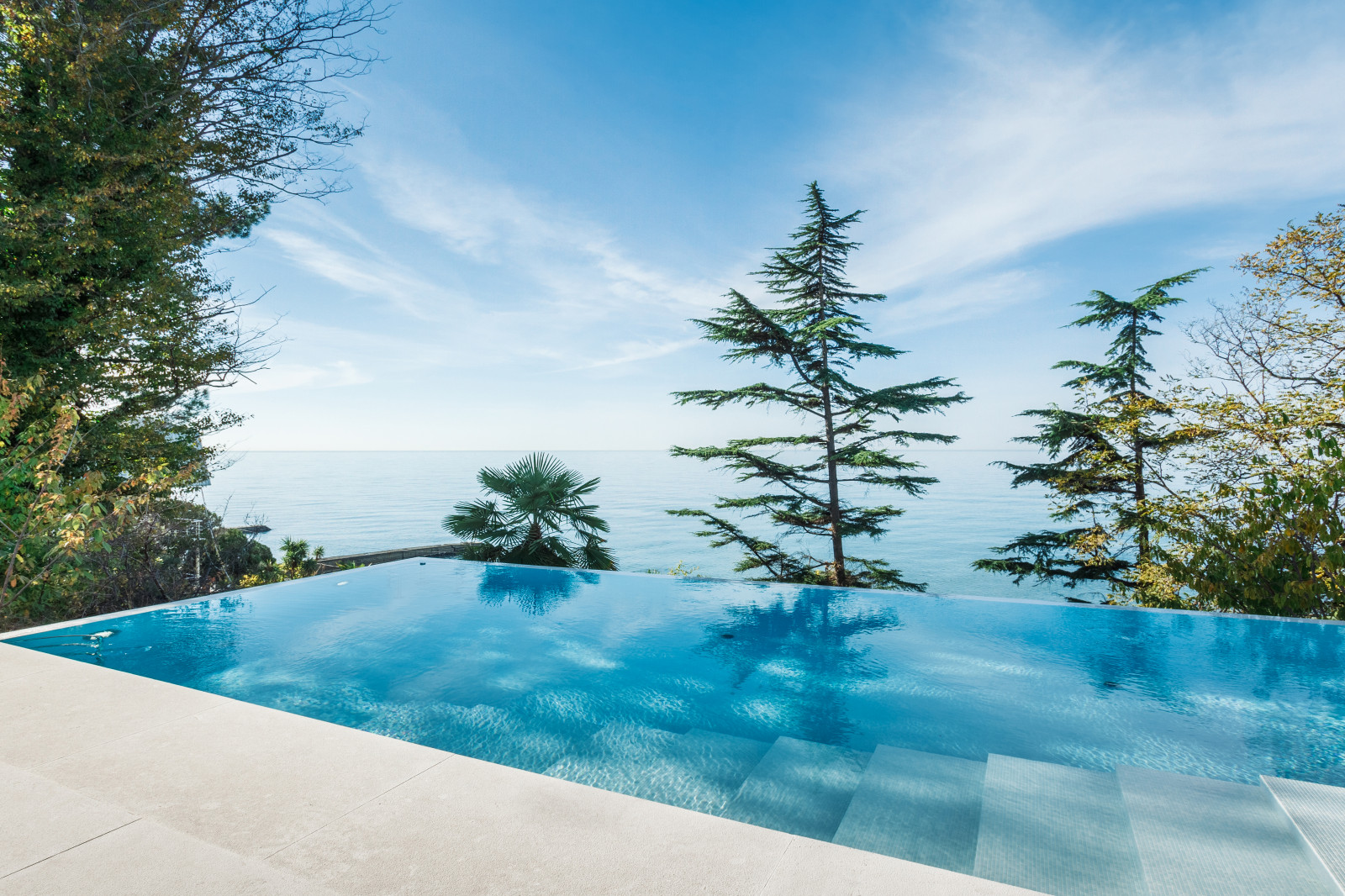 Открытый бассейн infinity в REEF RESIDENCE.