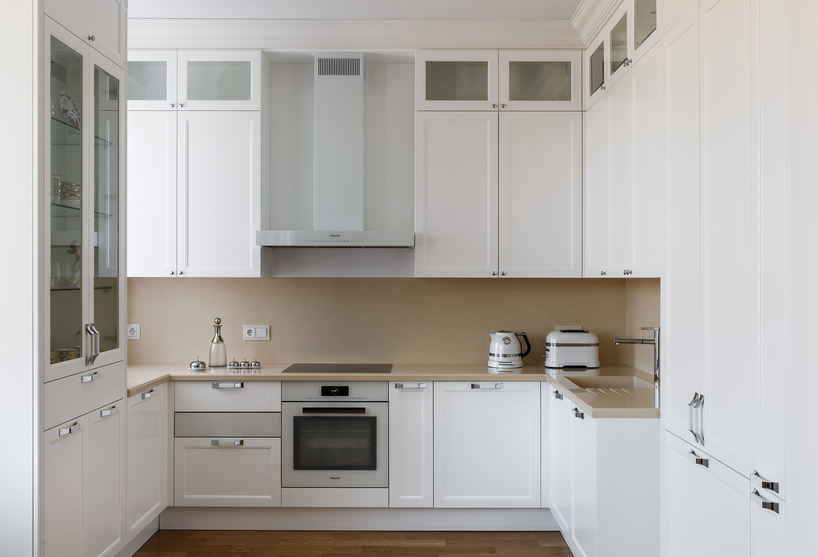 Белая кухня и гардеробная комната в глубоком синем цвете