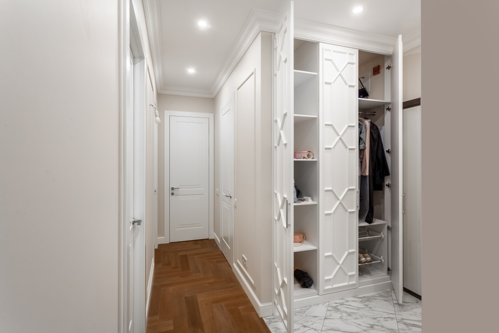 Шкаф с тремя створками, встроенный в нишу