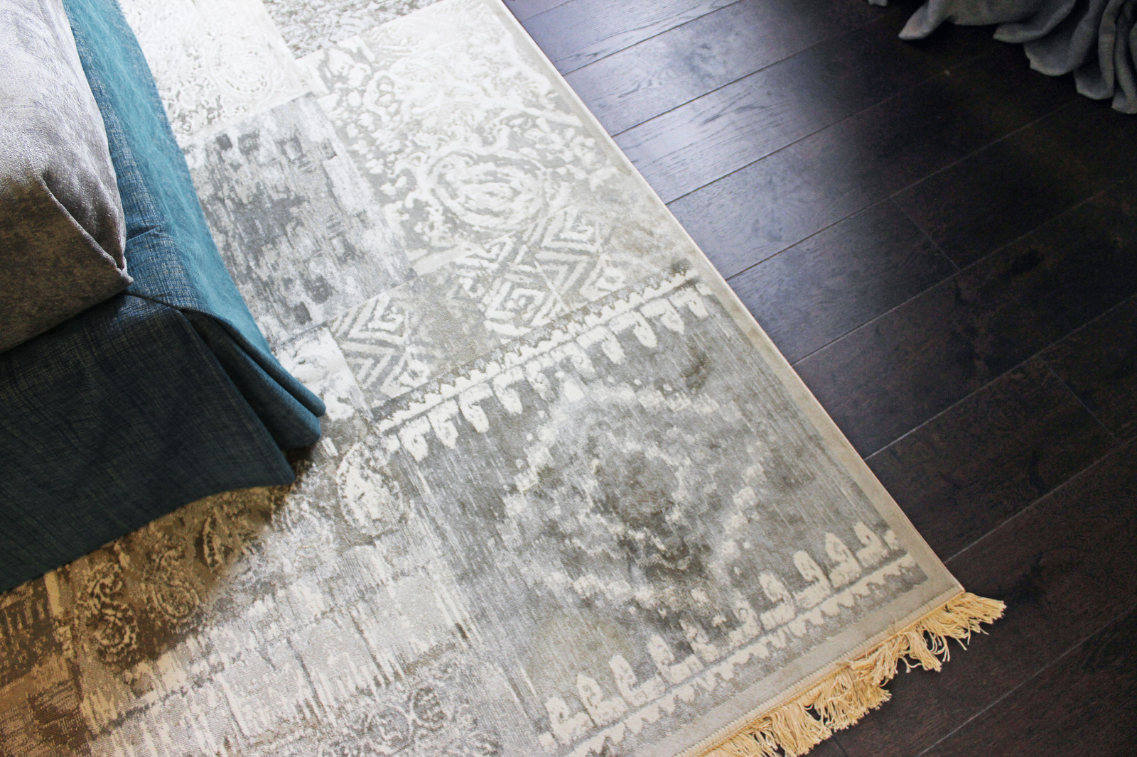 Черный, дерево и бирюза