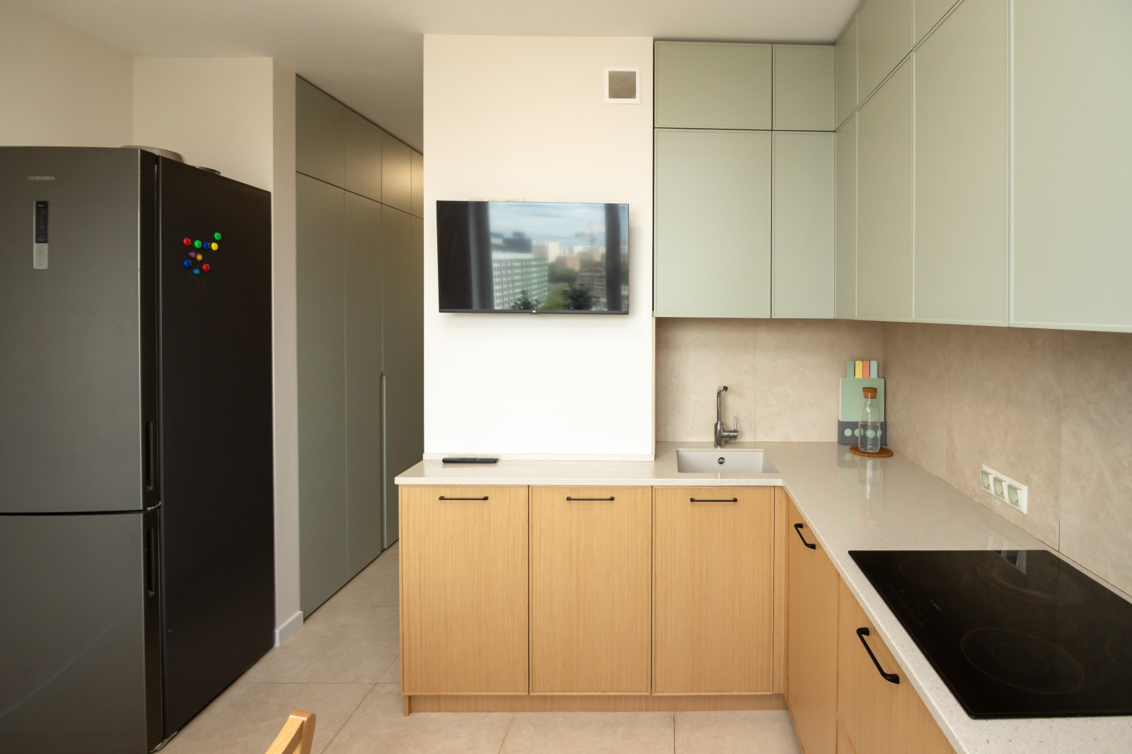 Неоклассическая кухня в трендовых цветах этого года