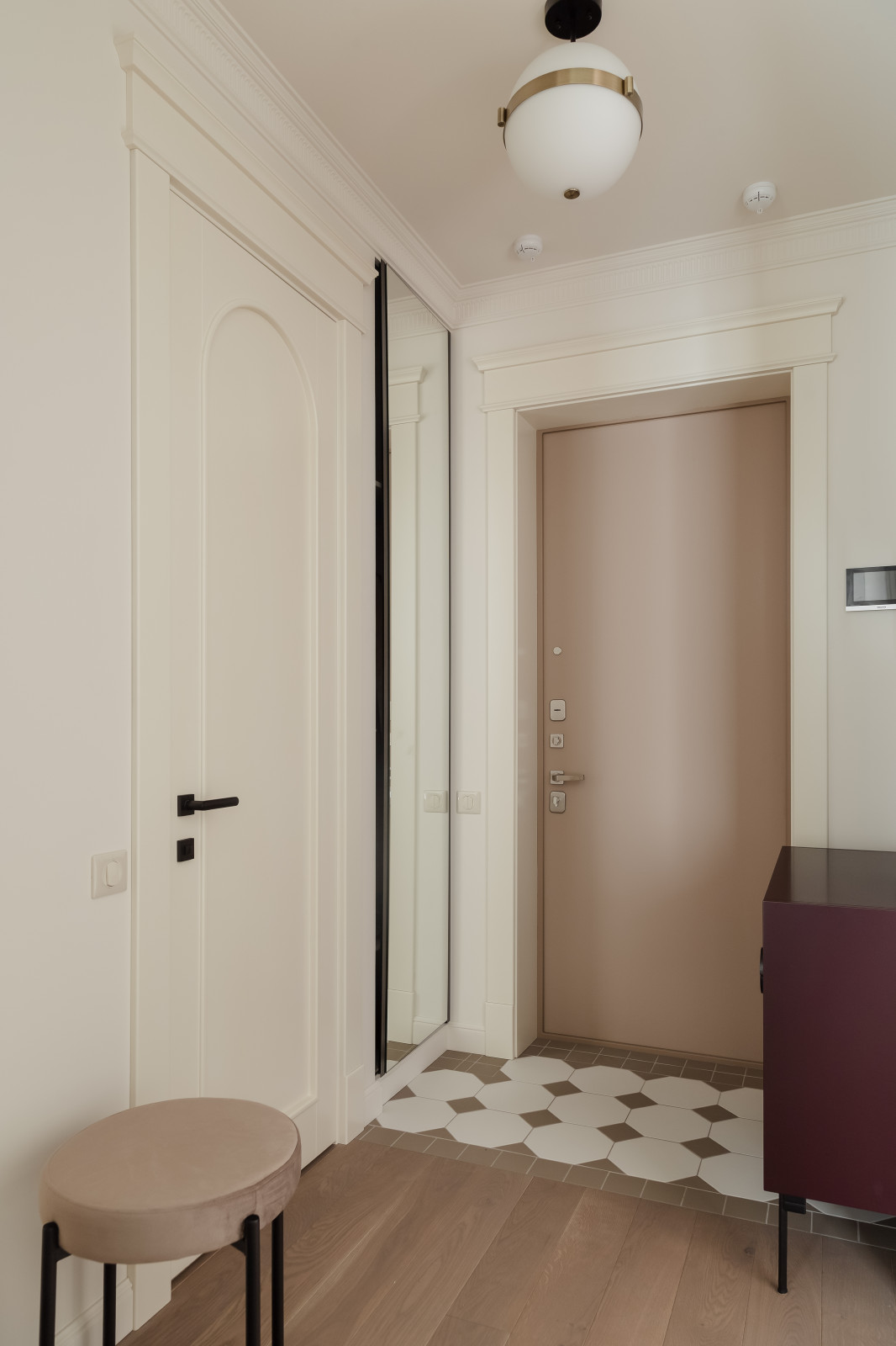 Обложка проекта: Яркая квартира для девушки