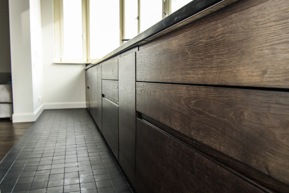 Нестандартная кухня в современном стиле из темного дуба