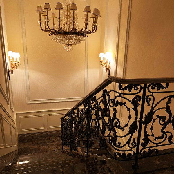 Кованные ограждения каменной лестницы