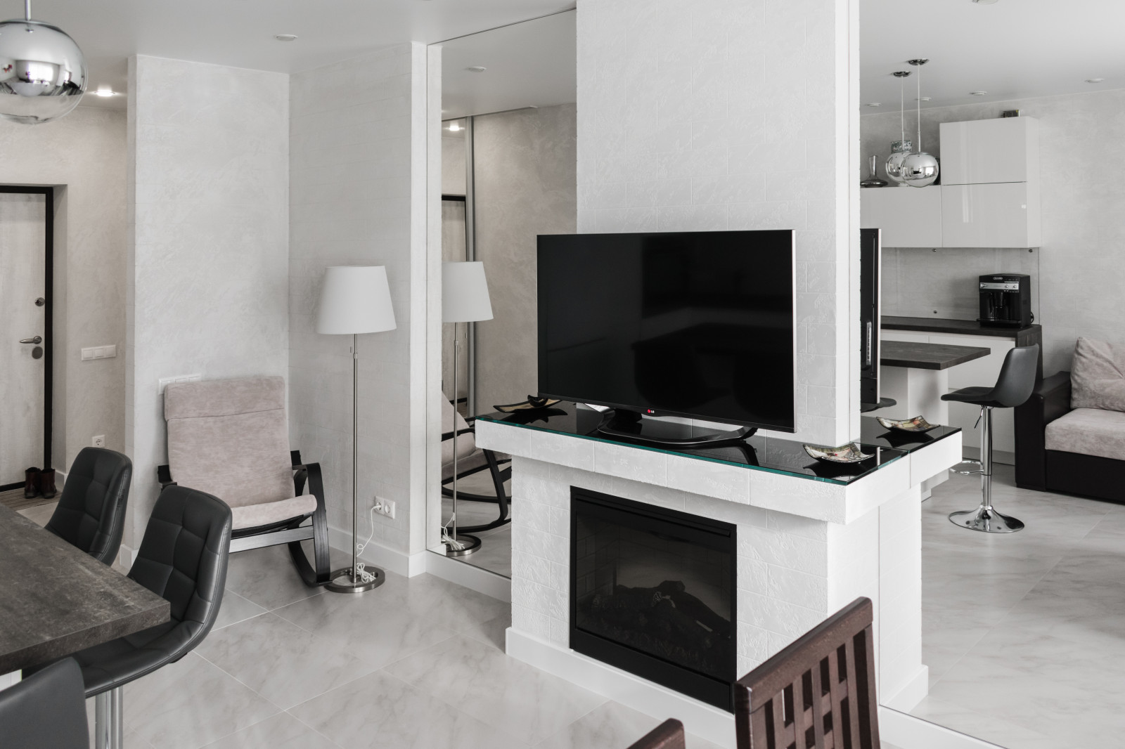 37,5 - 2 пространства на одной территории. Квартира для семьи медиков.