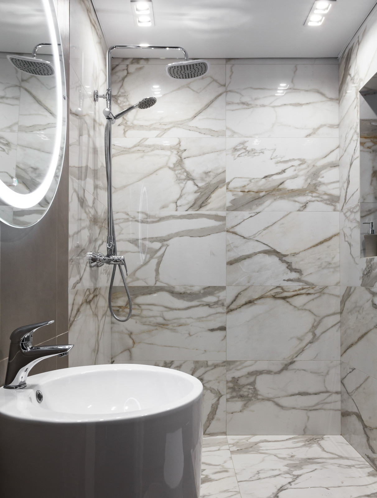 Квартира с двумя белоснежными котами