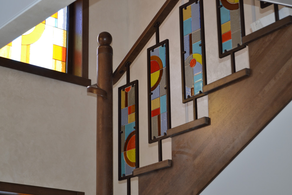 Лестница из массива дуба со стёклами Тиффани