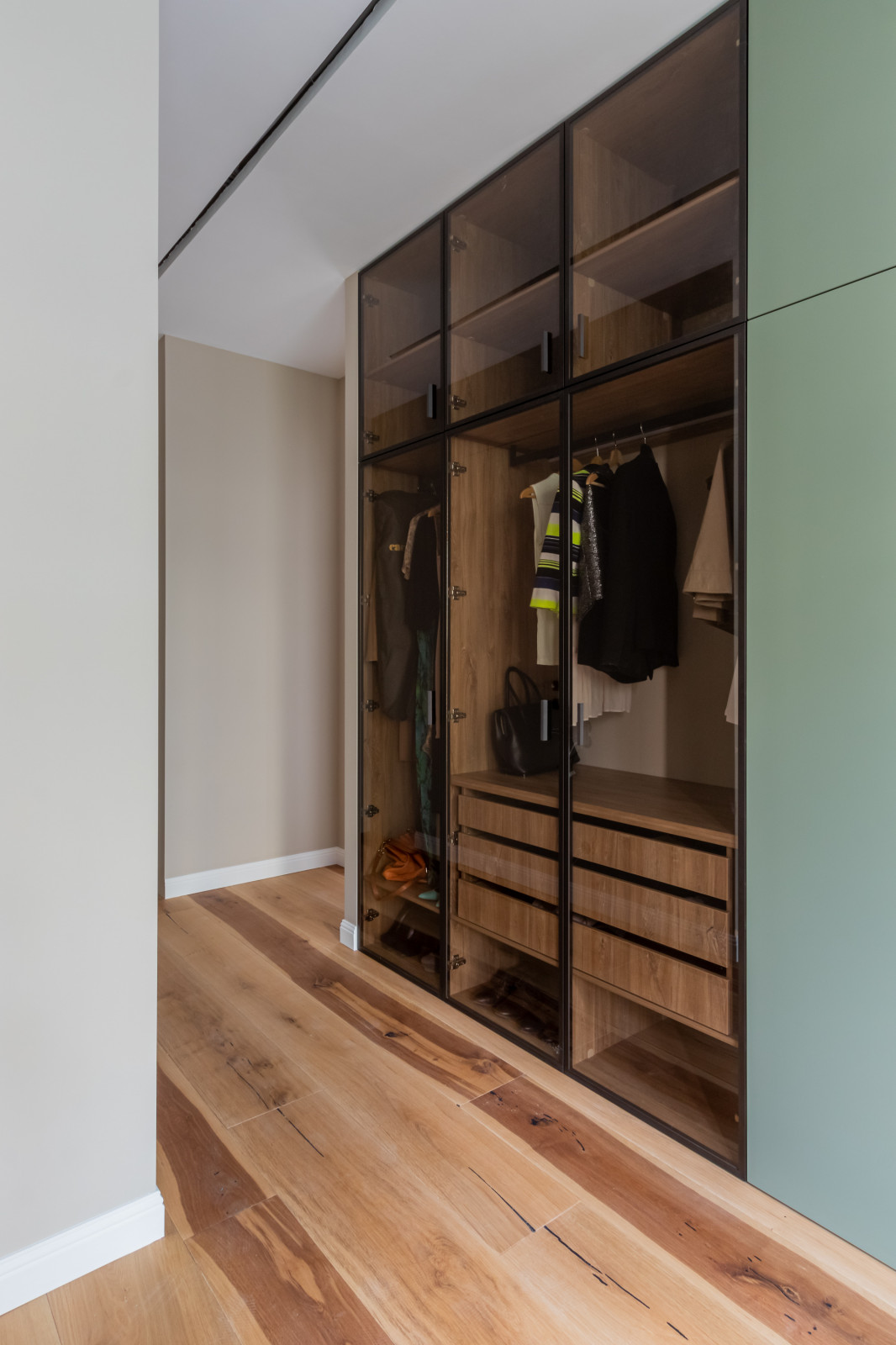 Распашной шкаф для спальни