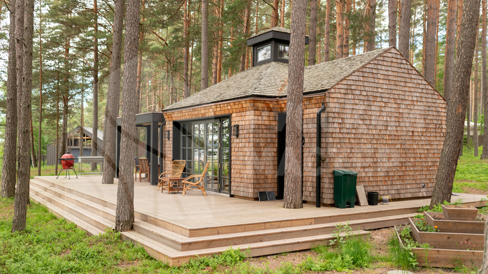 Современный дизайнерский дом с террасой и отделкой из дранки