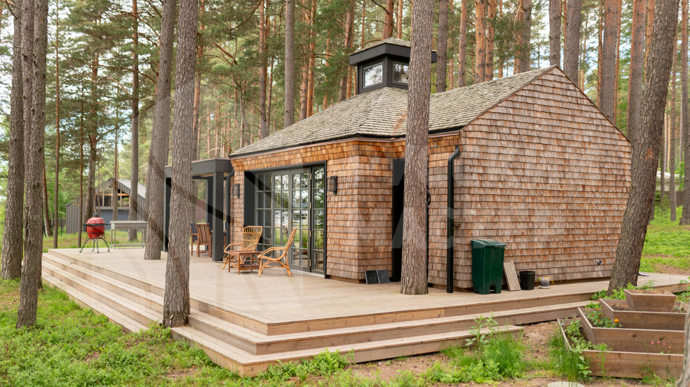 Современный дизайнерский дом с террасой и отделкой из дранки