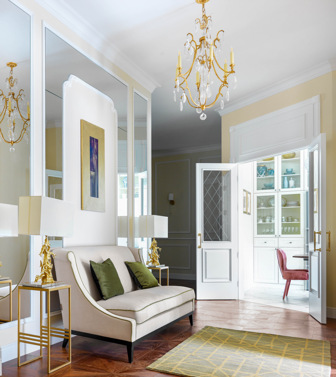 Двухэтажный коттедж в черте Москвы: прихожая