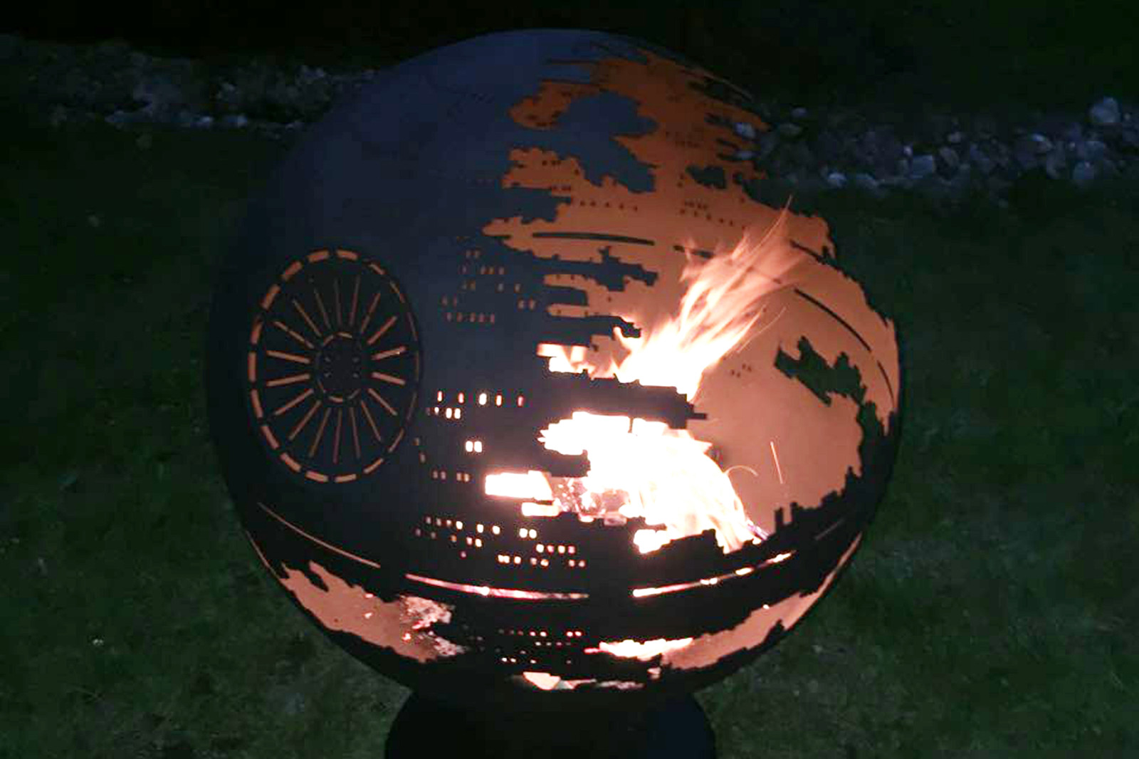 Уличный очаг "Звезда смерти"