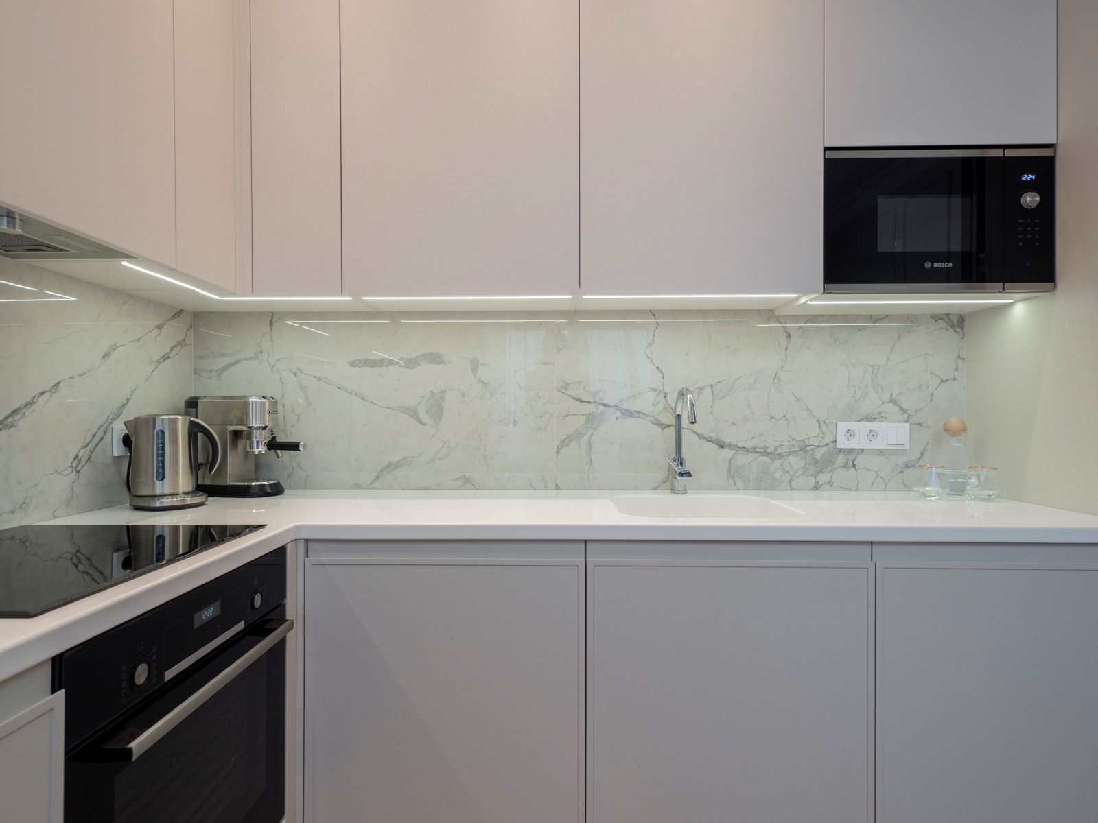 Белая кухня в стиле минимализм