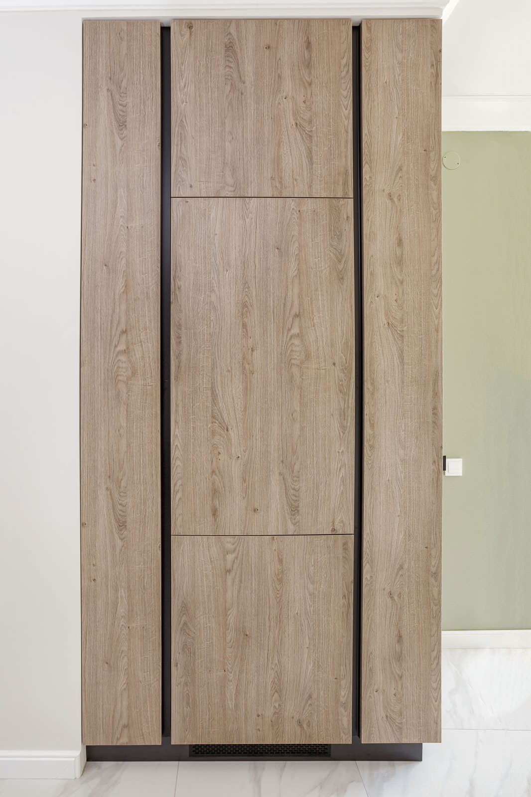 Светлая кухня с отдельным шкафом для холодильника