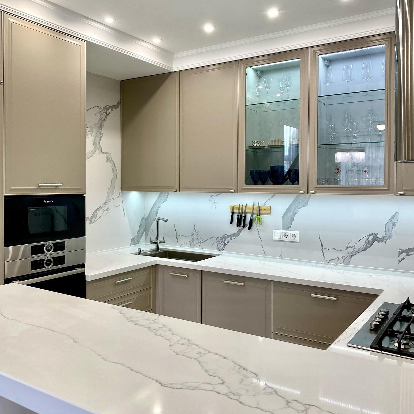 Угловая кухня с индивидуальной фрезеровкой фасадов