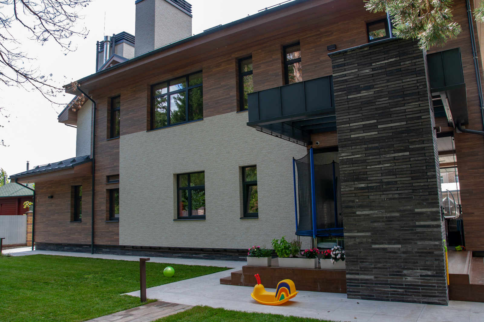 Дом с бассейном и верандой с камином