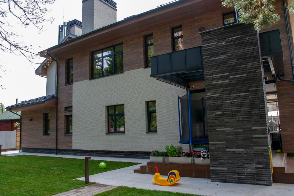 Дом с бассейном и верандой с камином