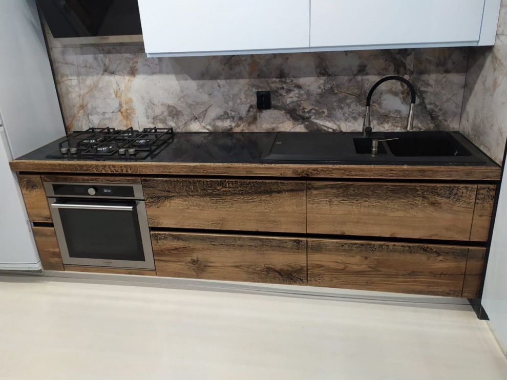 Кухня в совремееном стиле с фасадами из шпона