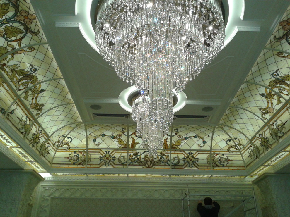 Гнутый потолок в гостиной частного дома