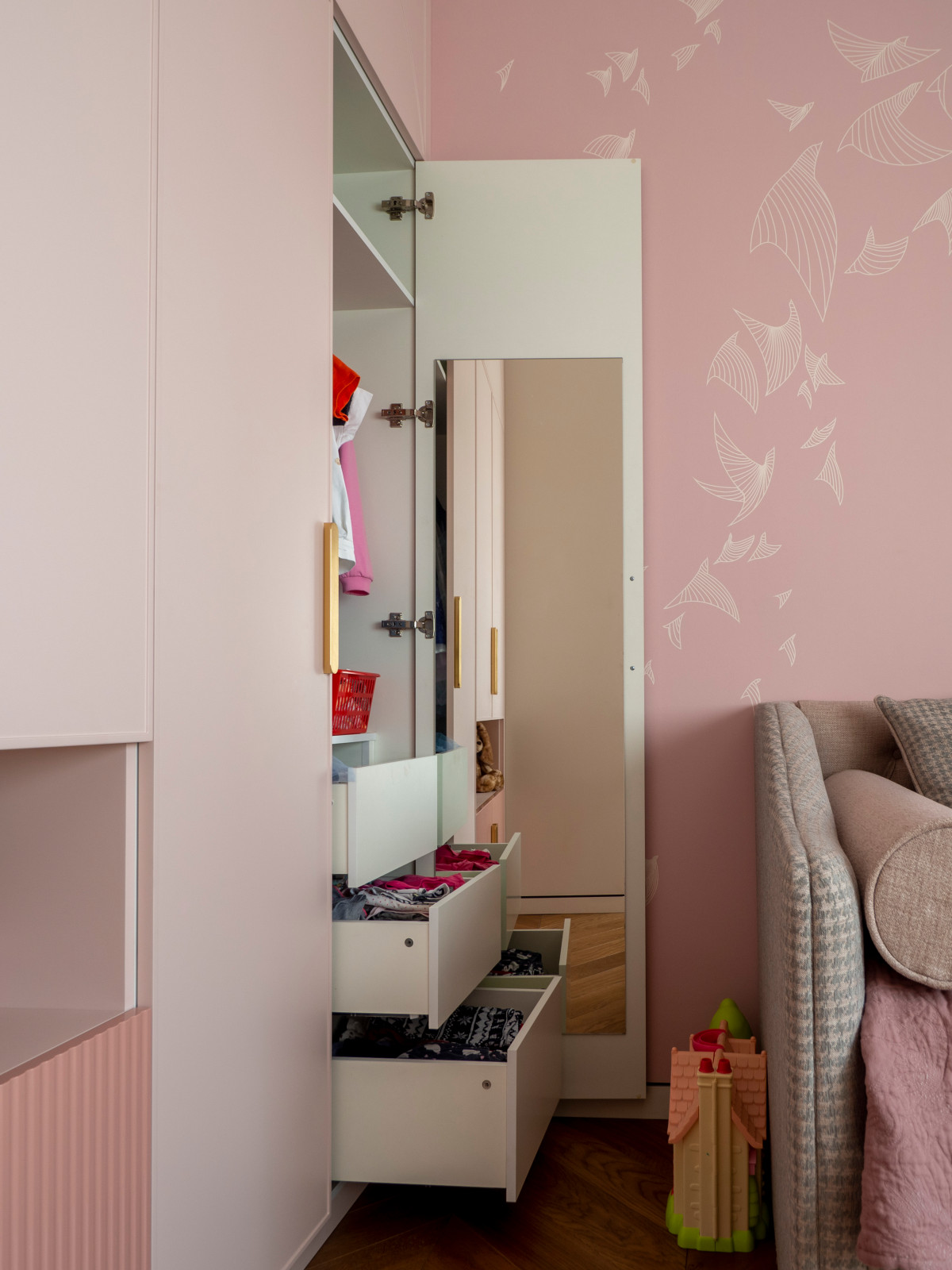 Меблировка детской в розовых тонах