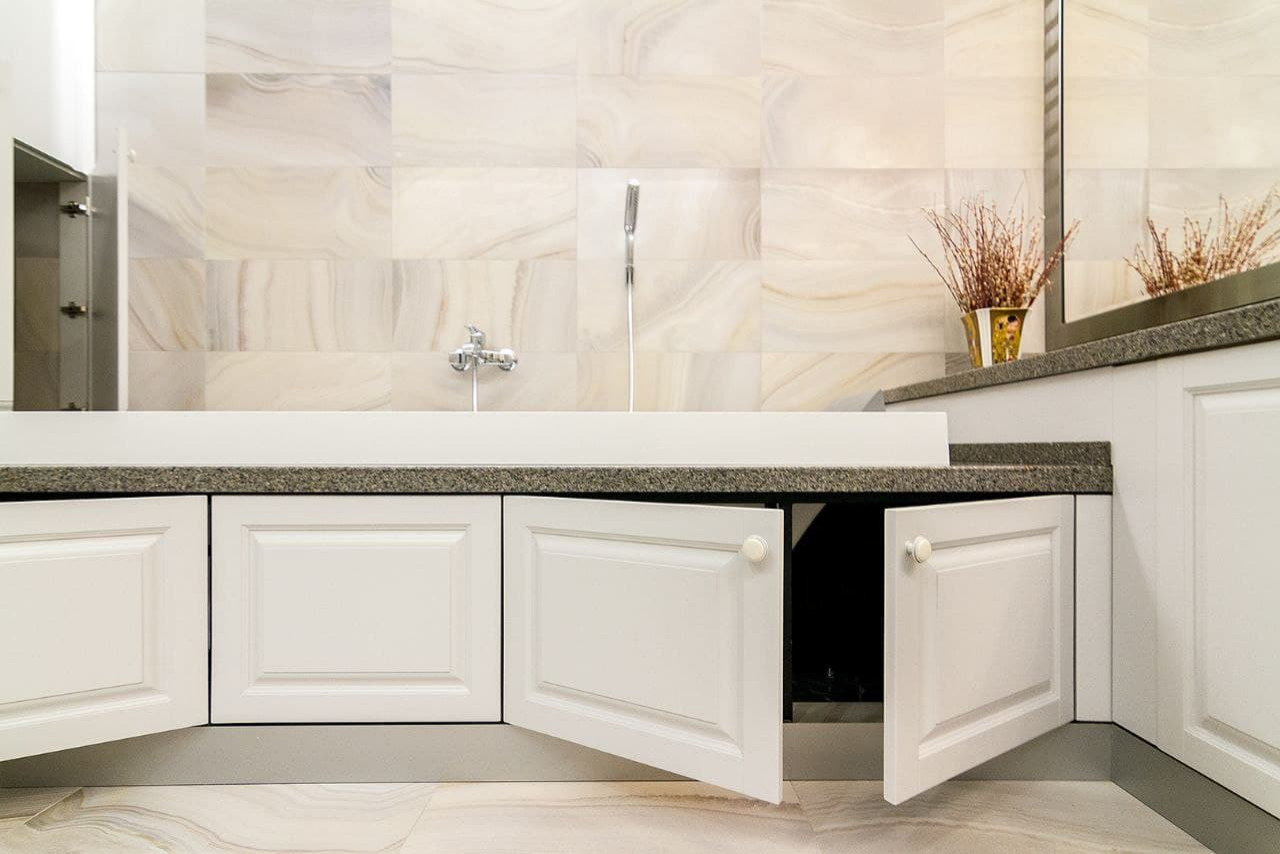 Мебель в ванную комнату с экраном под ванну