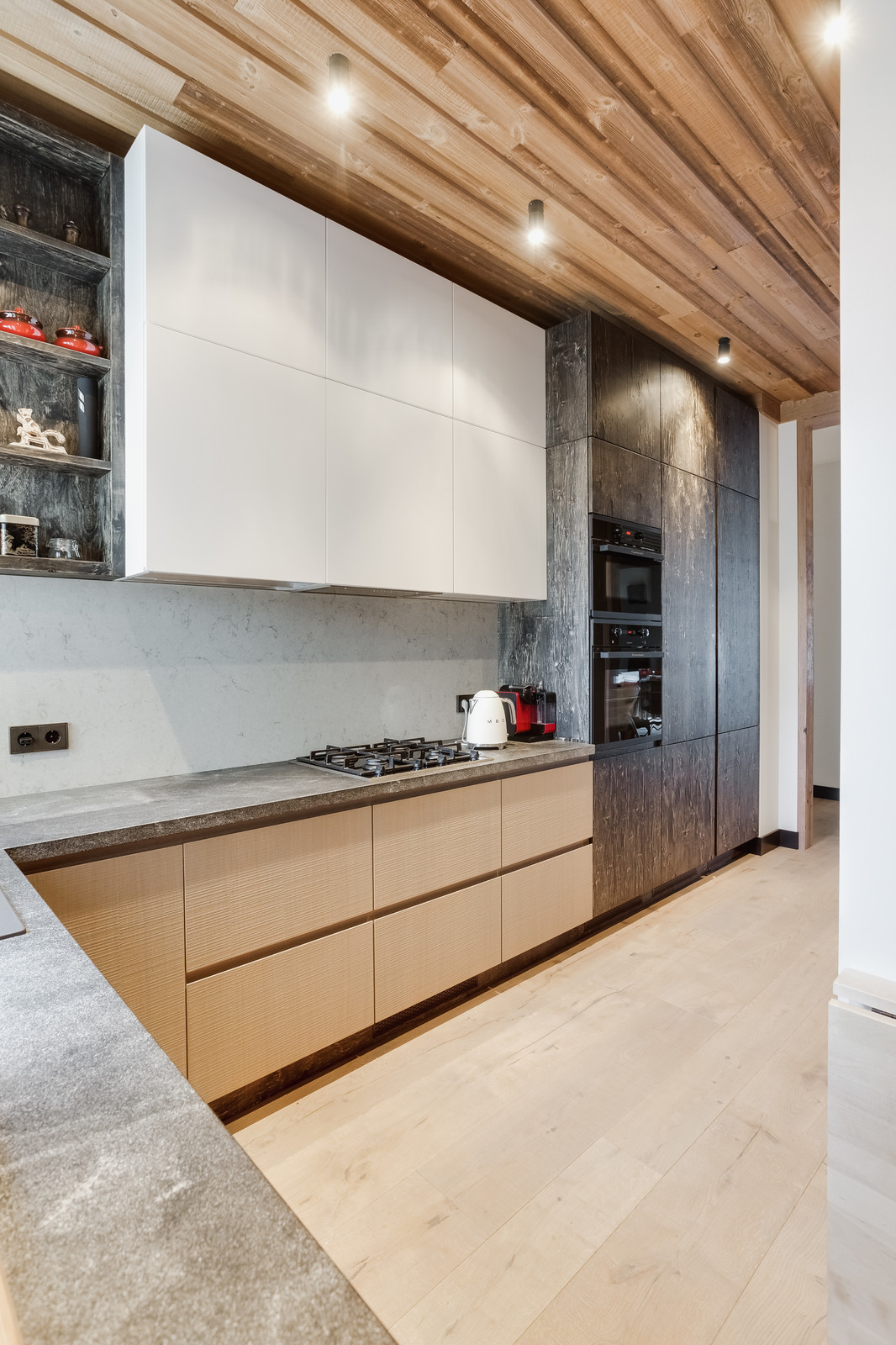 Необычное сочетание березы Old legno naturale, структурного шпона и эмали