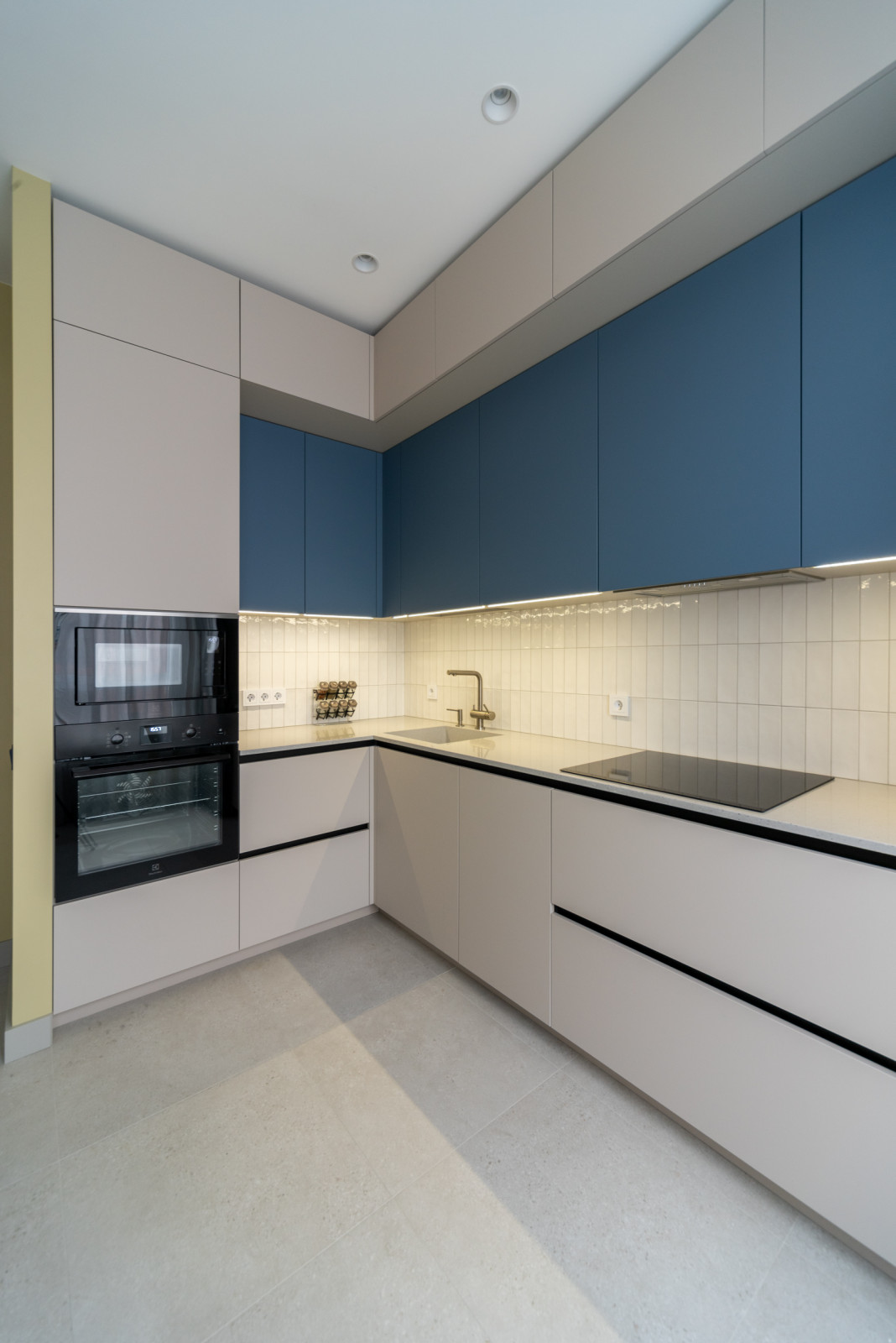 Двухуровневая угловая кухня