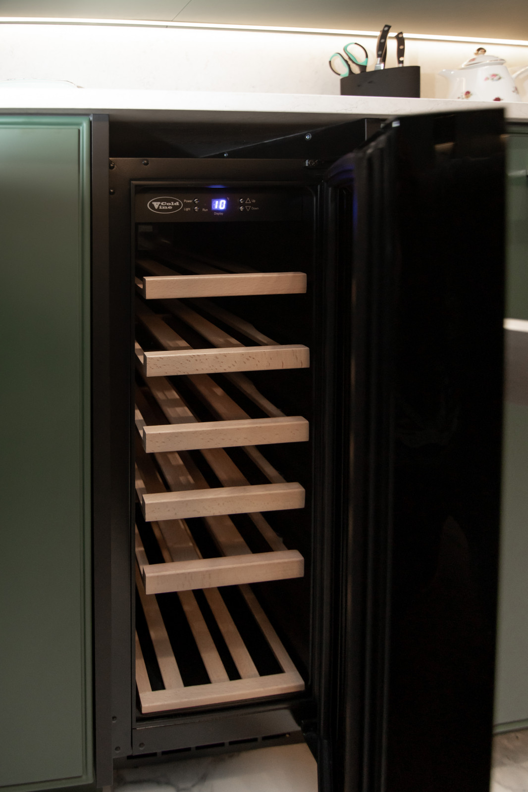 Стильная неоклассическая кухня в темно-изумрудном цвете