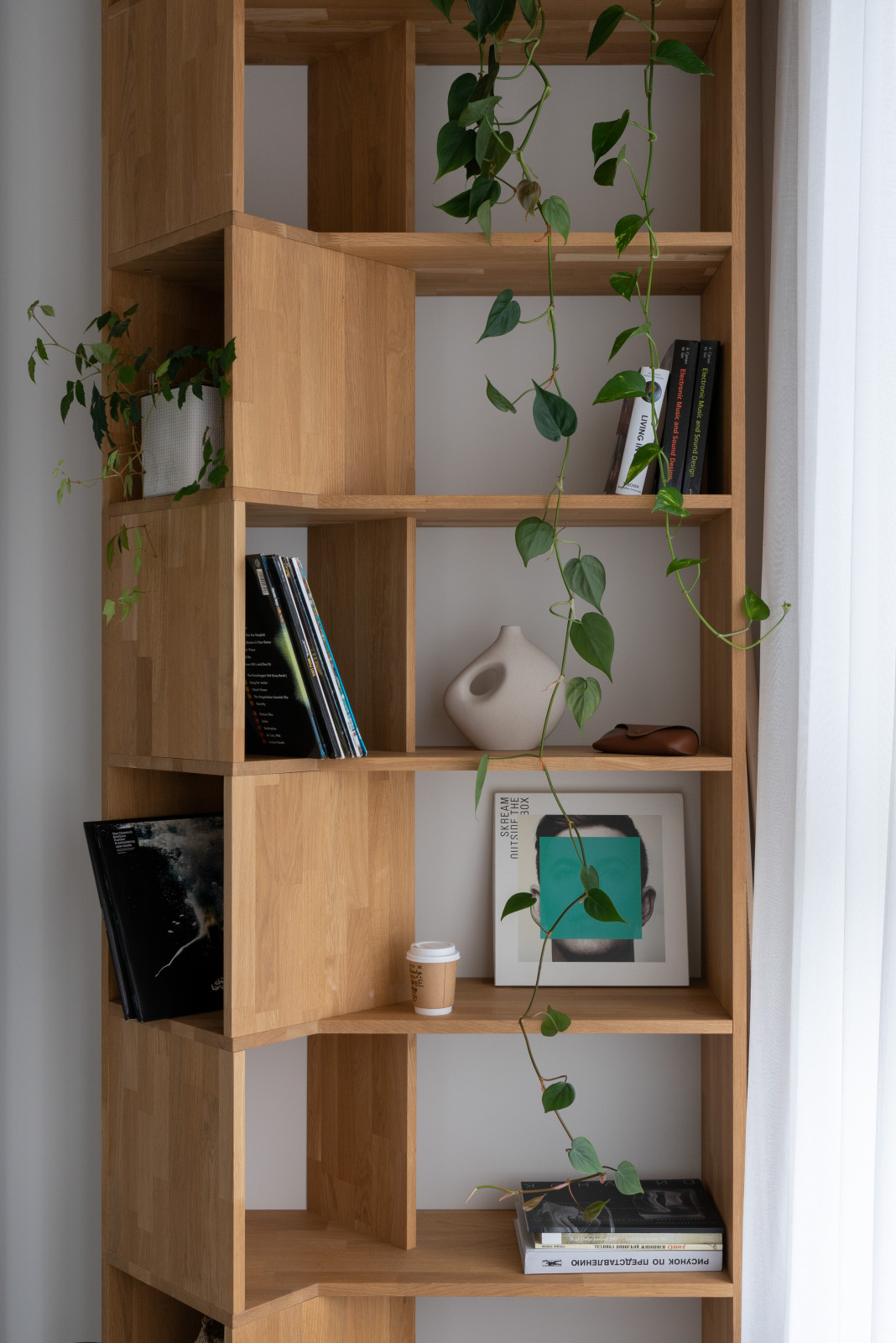 Двухкомнатная квартира с зеленой перегородкой в гостиной