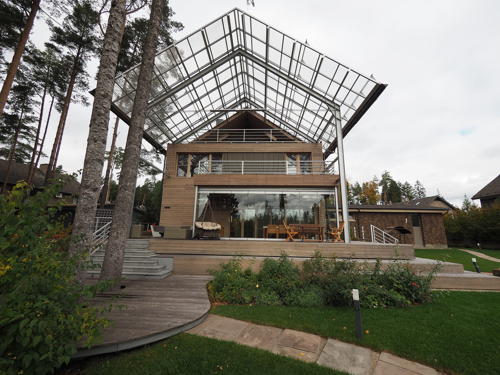 Задний фасад - прозрачный навес над ярусами балконов и открытых терас