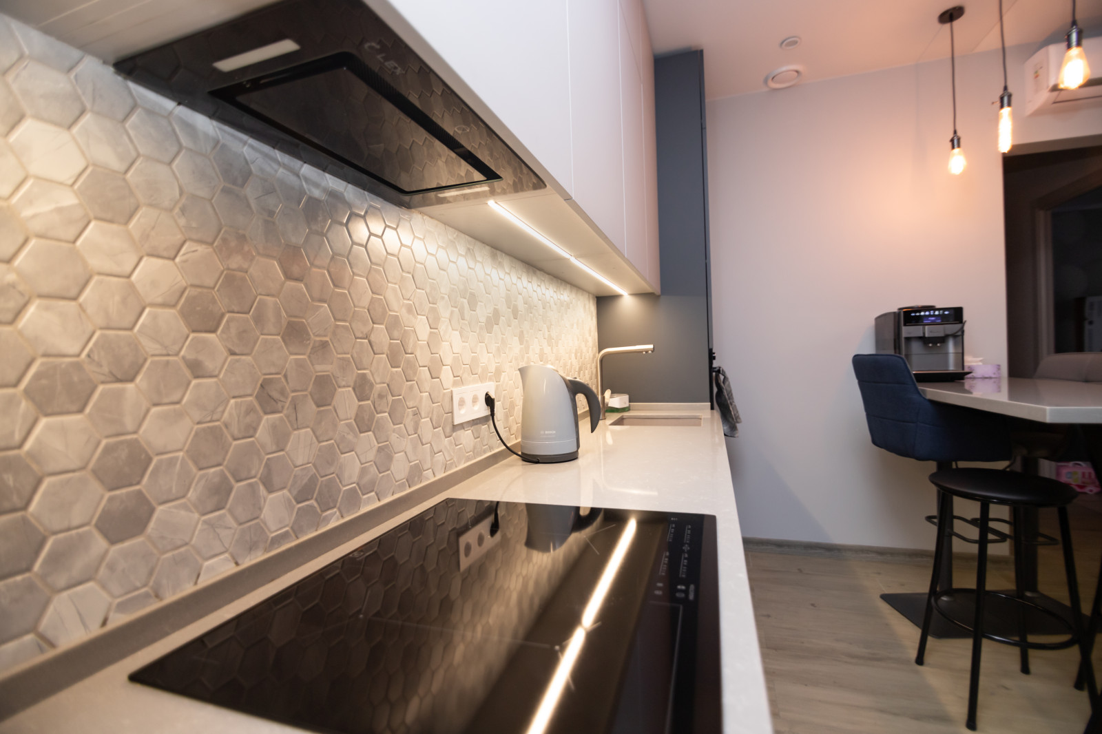 Двухцветная матовая кухня