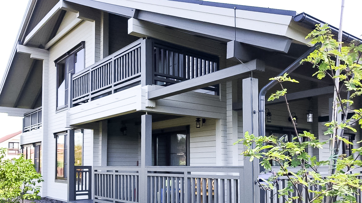 Фасад деревянного дома из клееного бруса