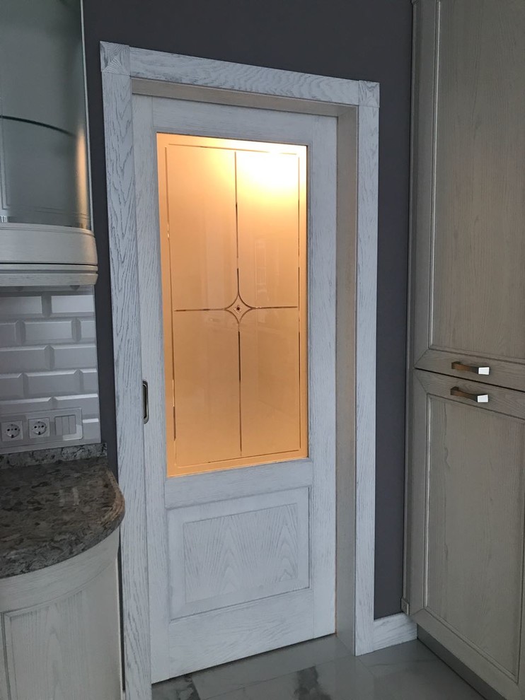 Дверь из массива дуба Belorawood модель Эпир 2 белая дверь с патиной серебо