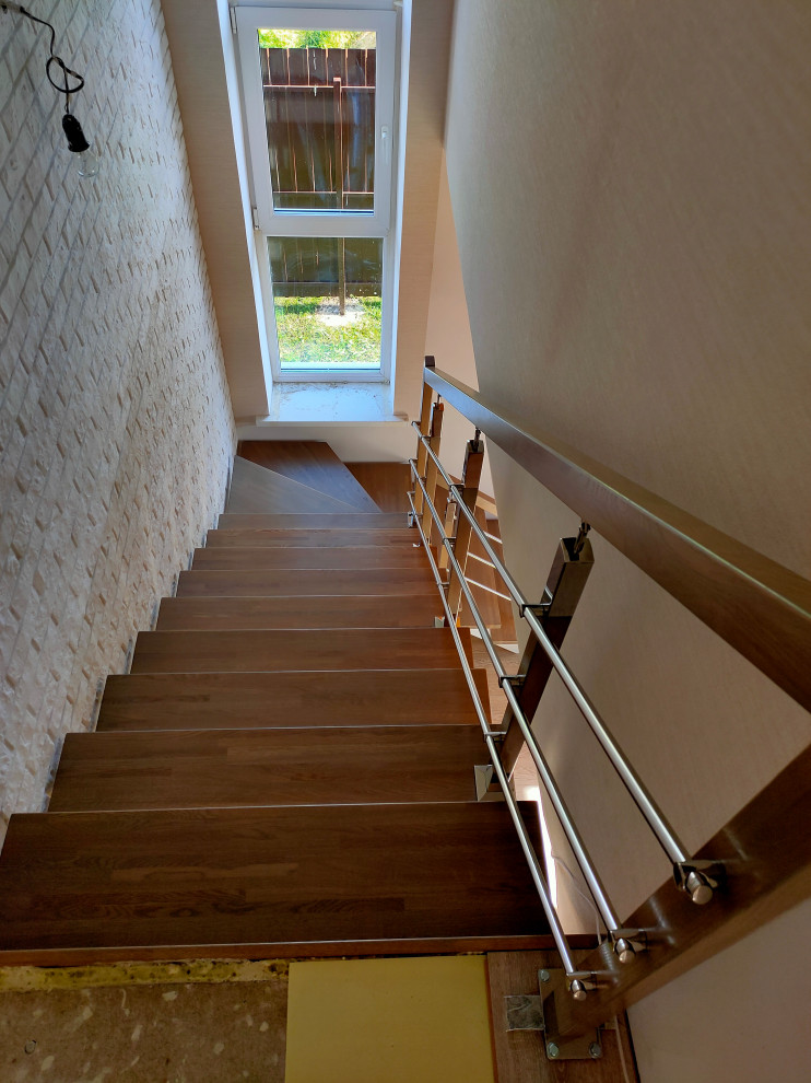 Лестница на "косоурах" с дубовыми ступенями