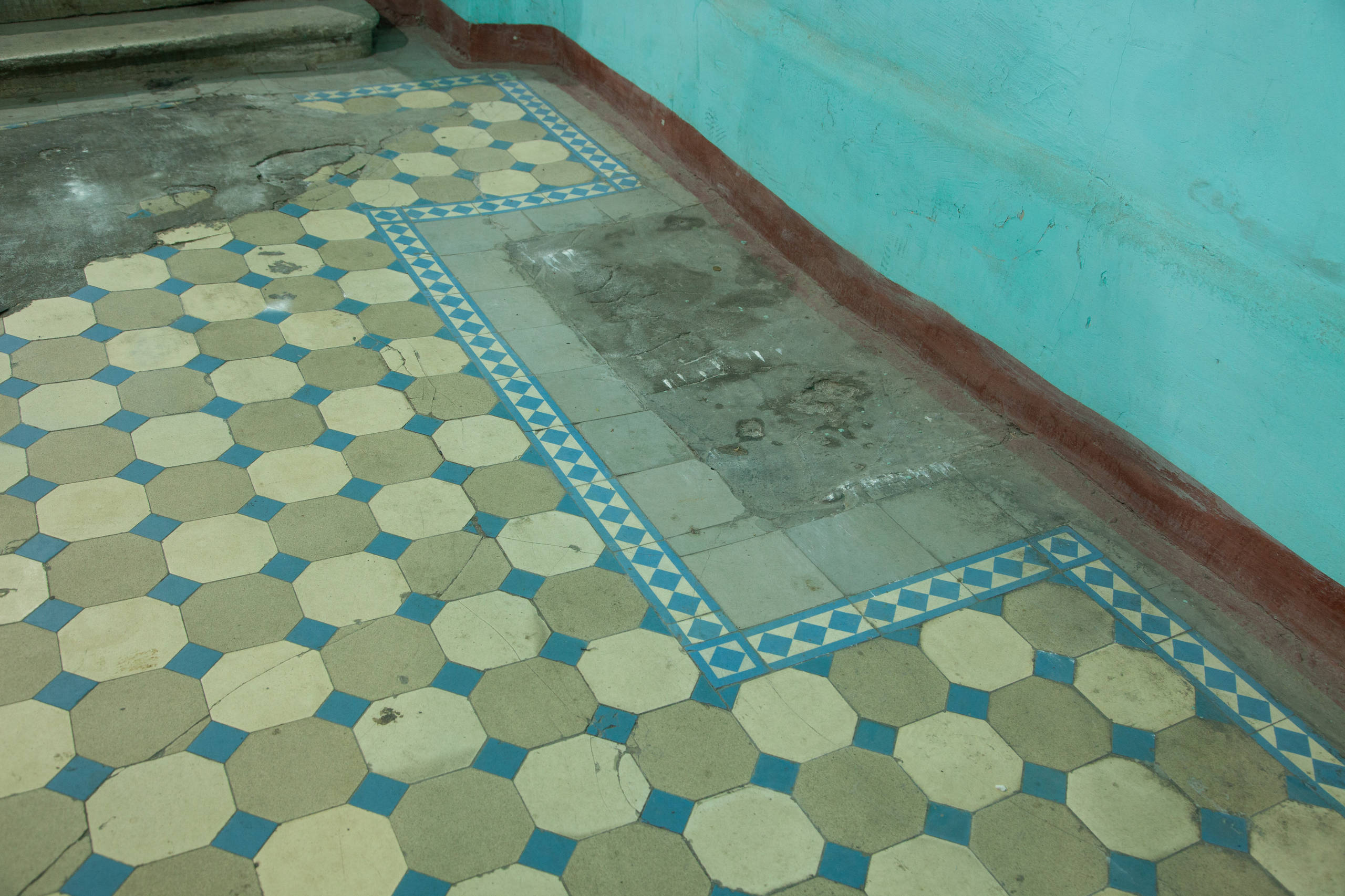 Фотоохота: 24 кадра из парадных доходного Петербурга