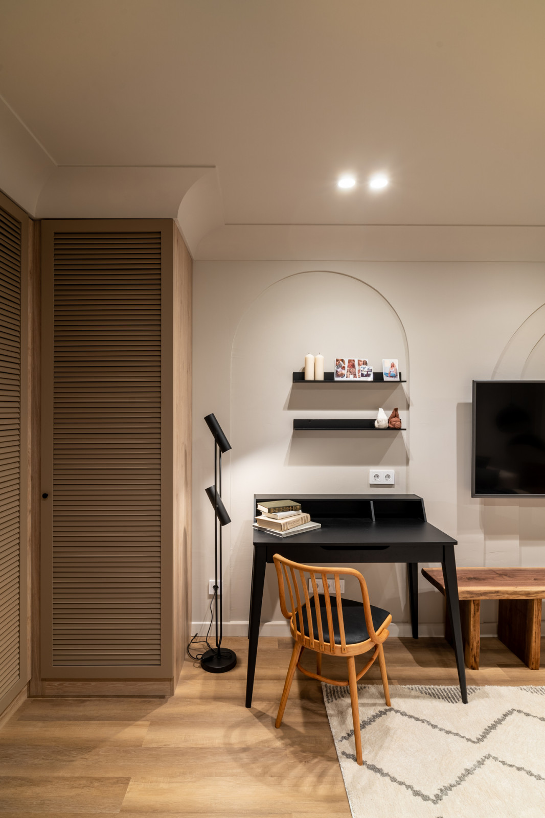 Солнце, арки и осиное гнездо в гостиной