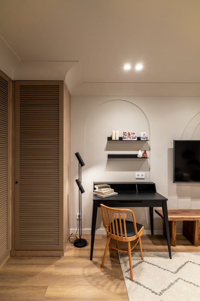 Солнце, арки и осиное гнездо в гостиной