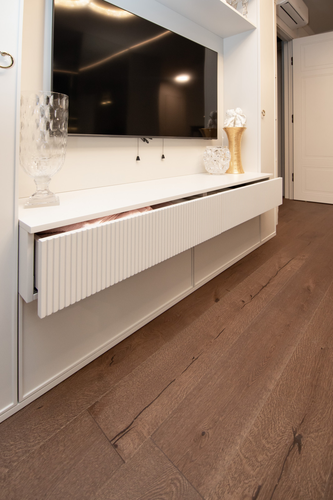 Стеллаж в гостиную для оформления ТВ-зоны