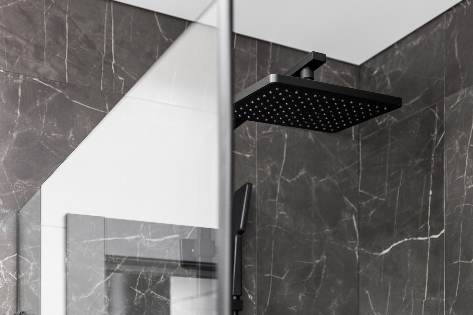 Проект с черными ванными комнатами