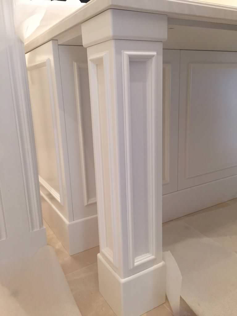 Кухня в белом цвете в загородном коттедже