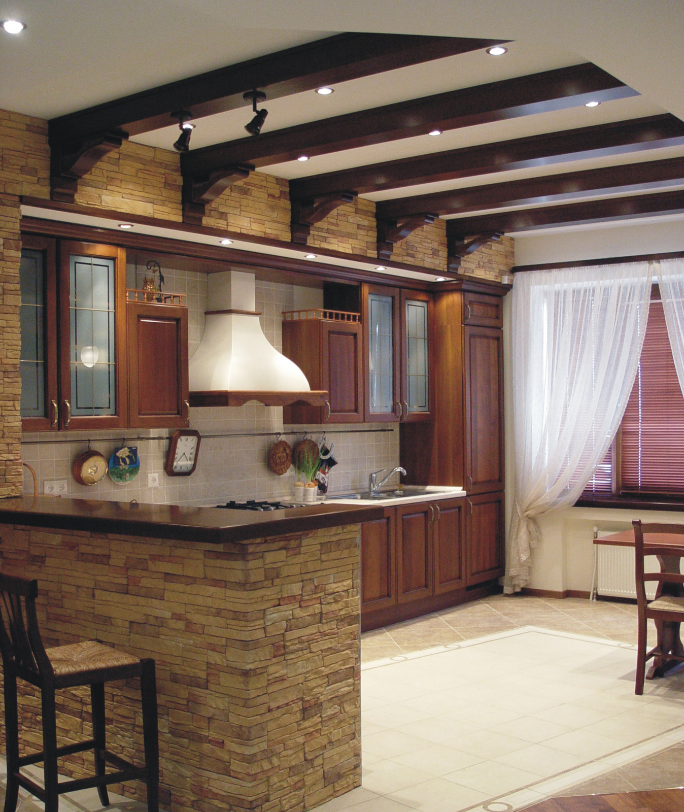 Классический интерьер с витражами