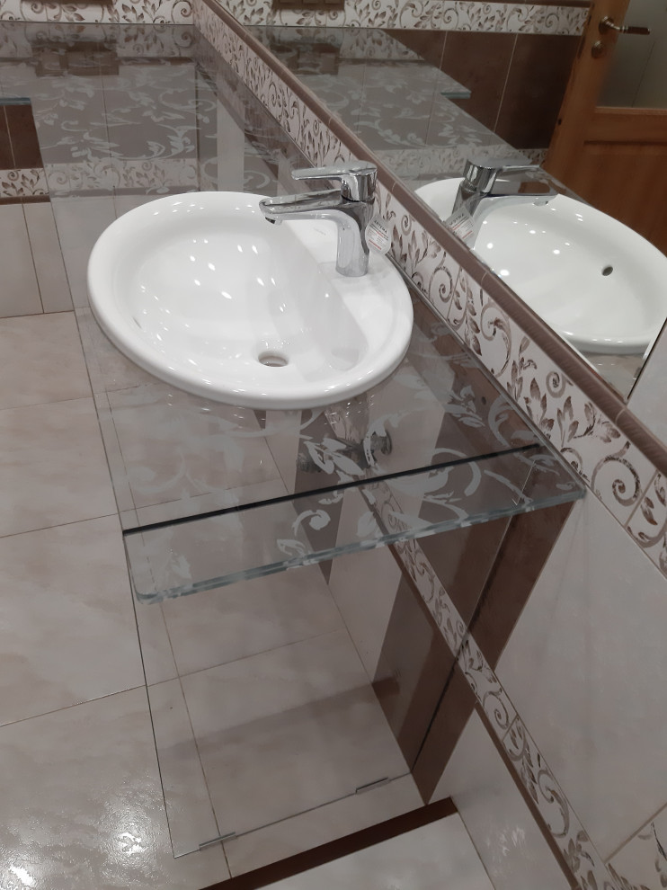 Столешница из осветленного стекла с пескоструйной обработкой для ванной комнаты