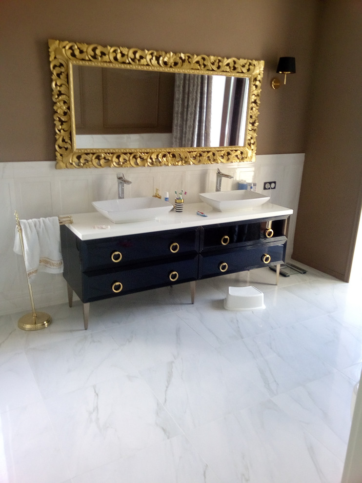 Мебель и аксессуары для ванной комнаты.