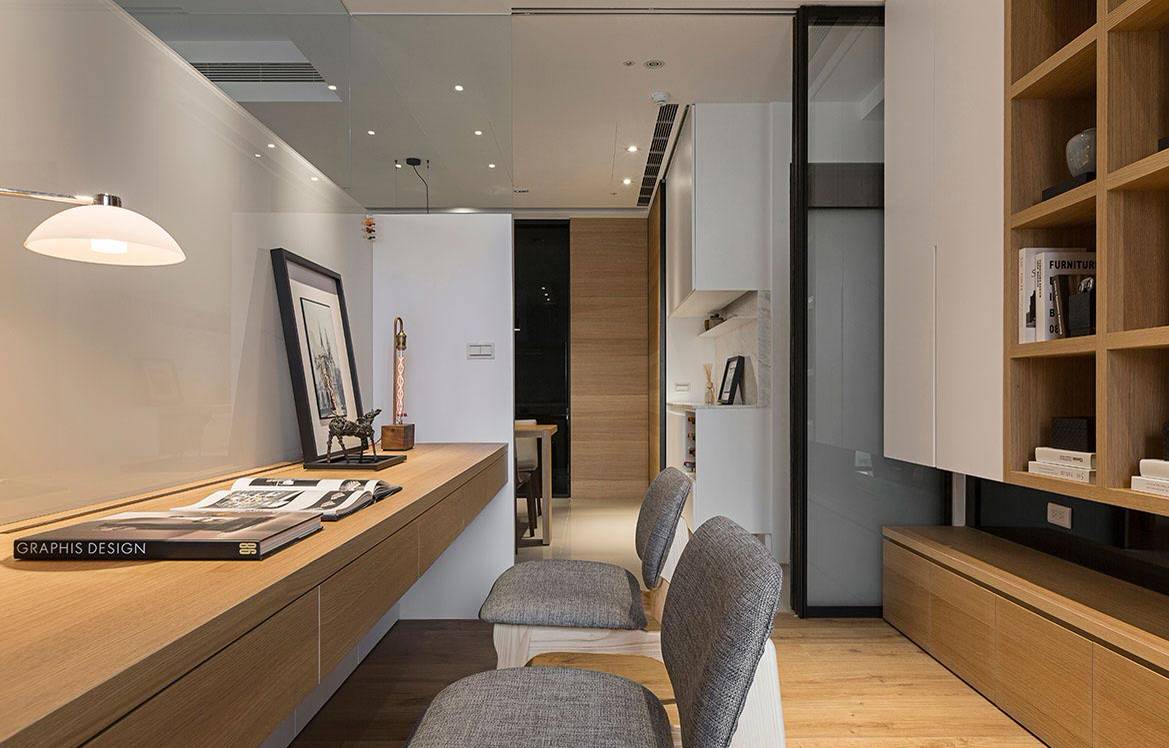 Лаконичный интерьер квартиры с кабинетом и детской комнатой от L DESIGN