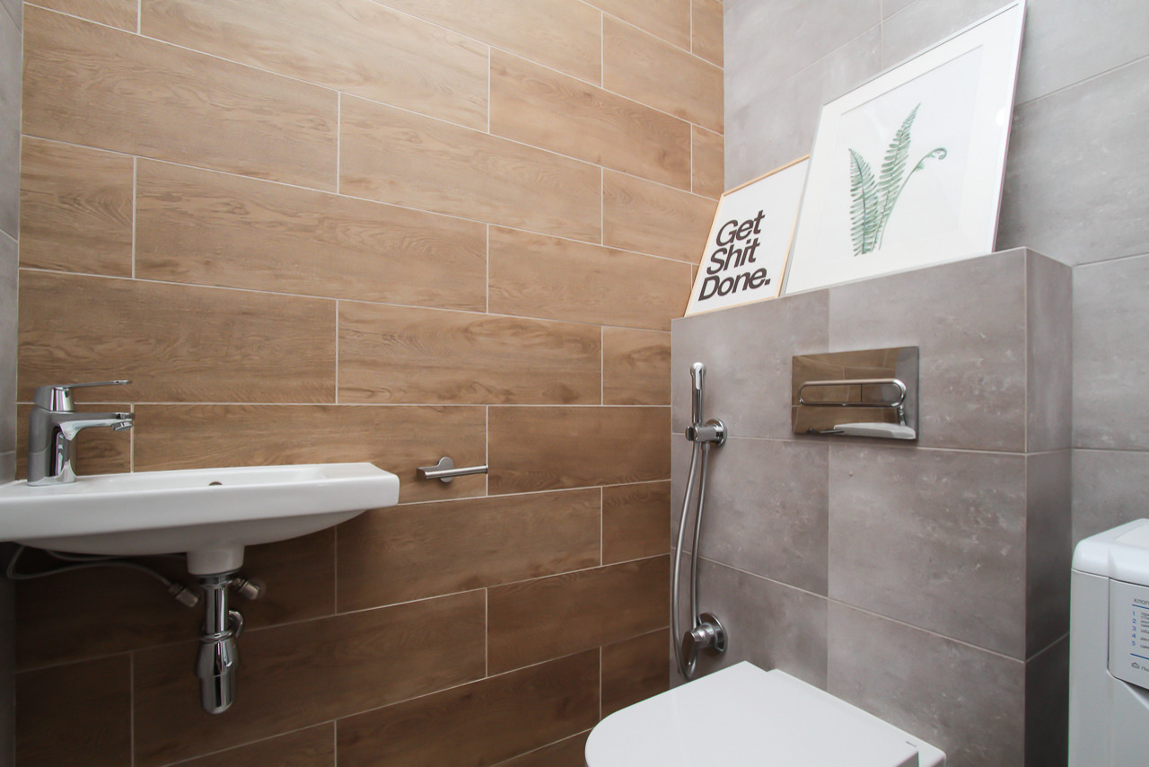 Квартира в современном стиле с яркими цветовыми акцентами.