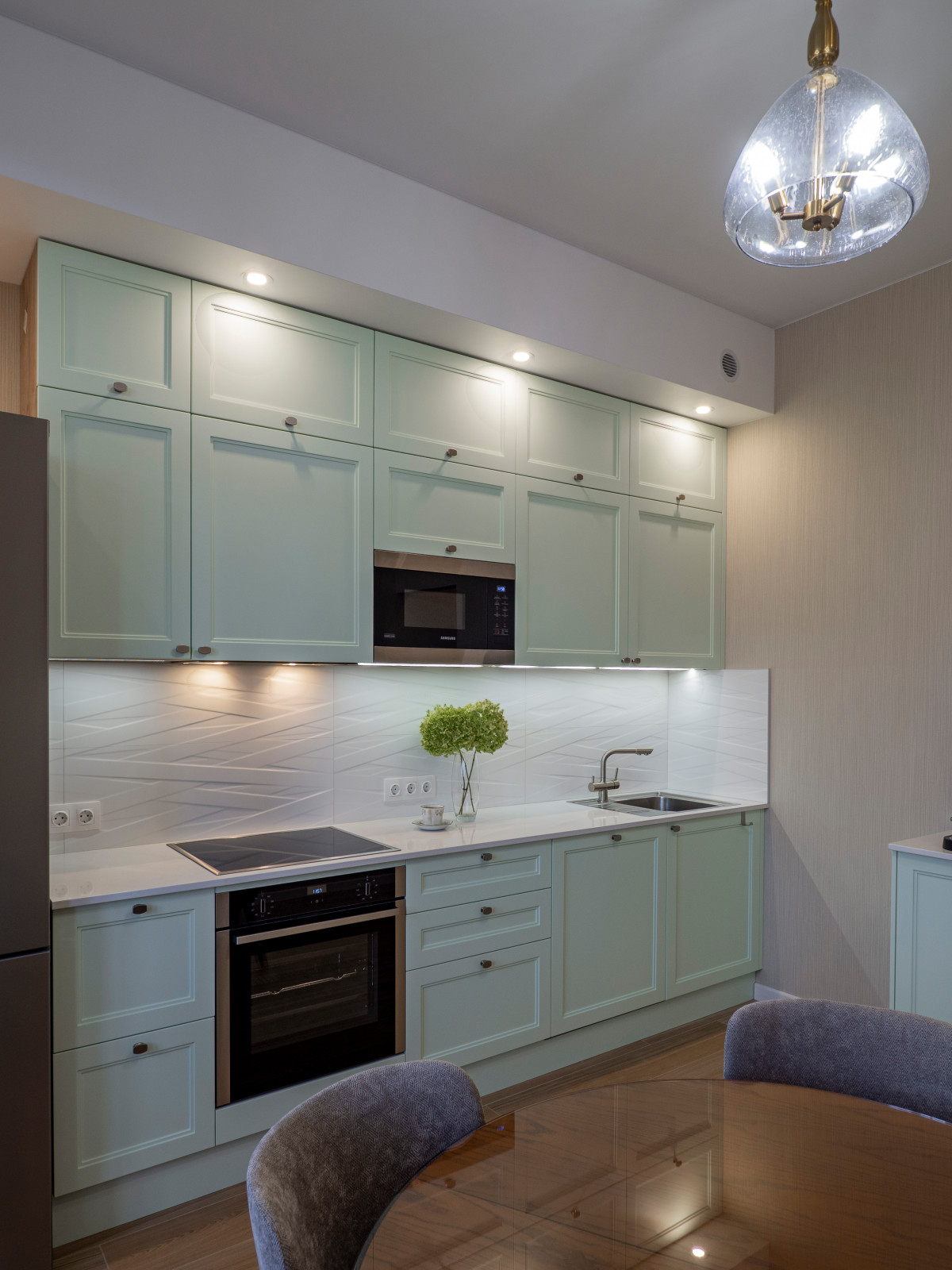 Нежная светло-мятная кухня в стиле неоклассика