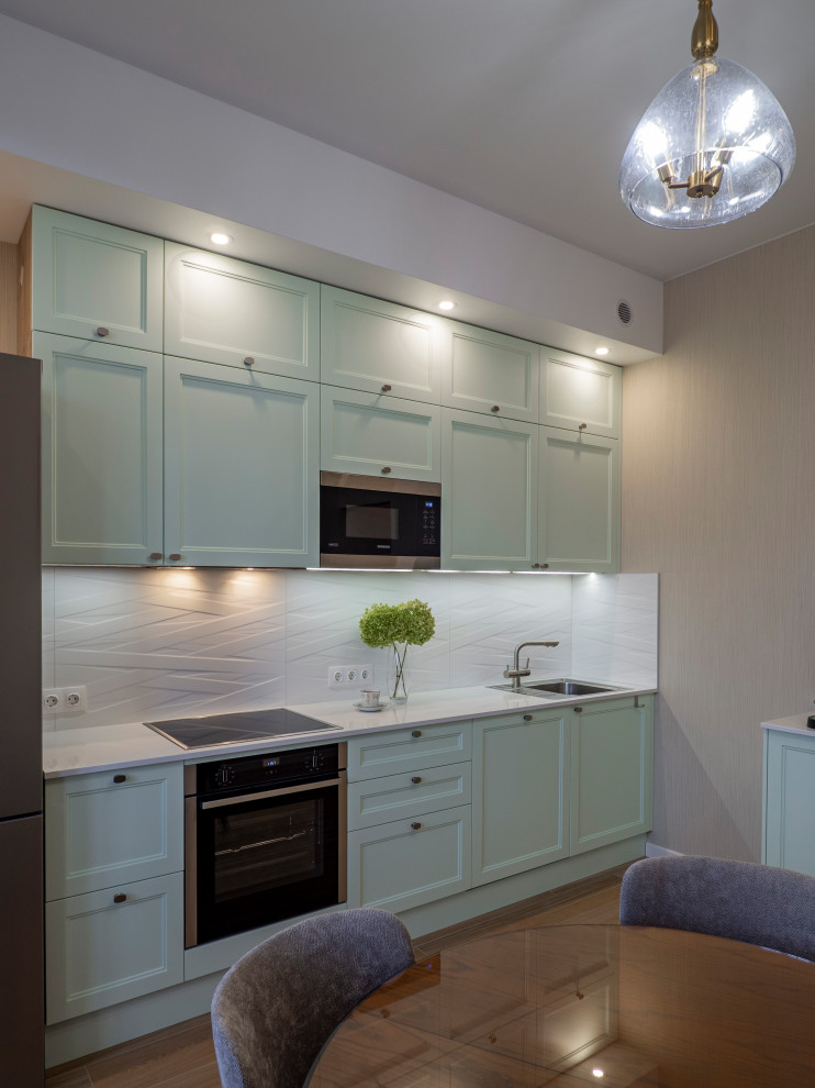 Нежная светло-мятная кухня в стиле неоклассика
